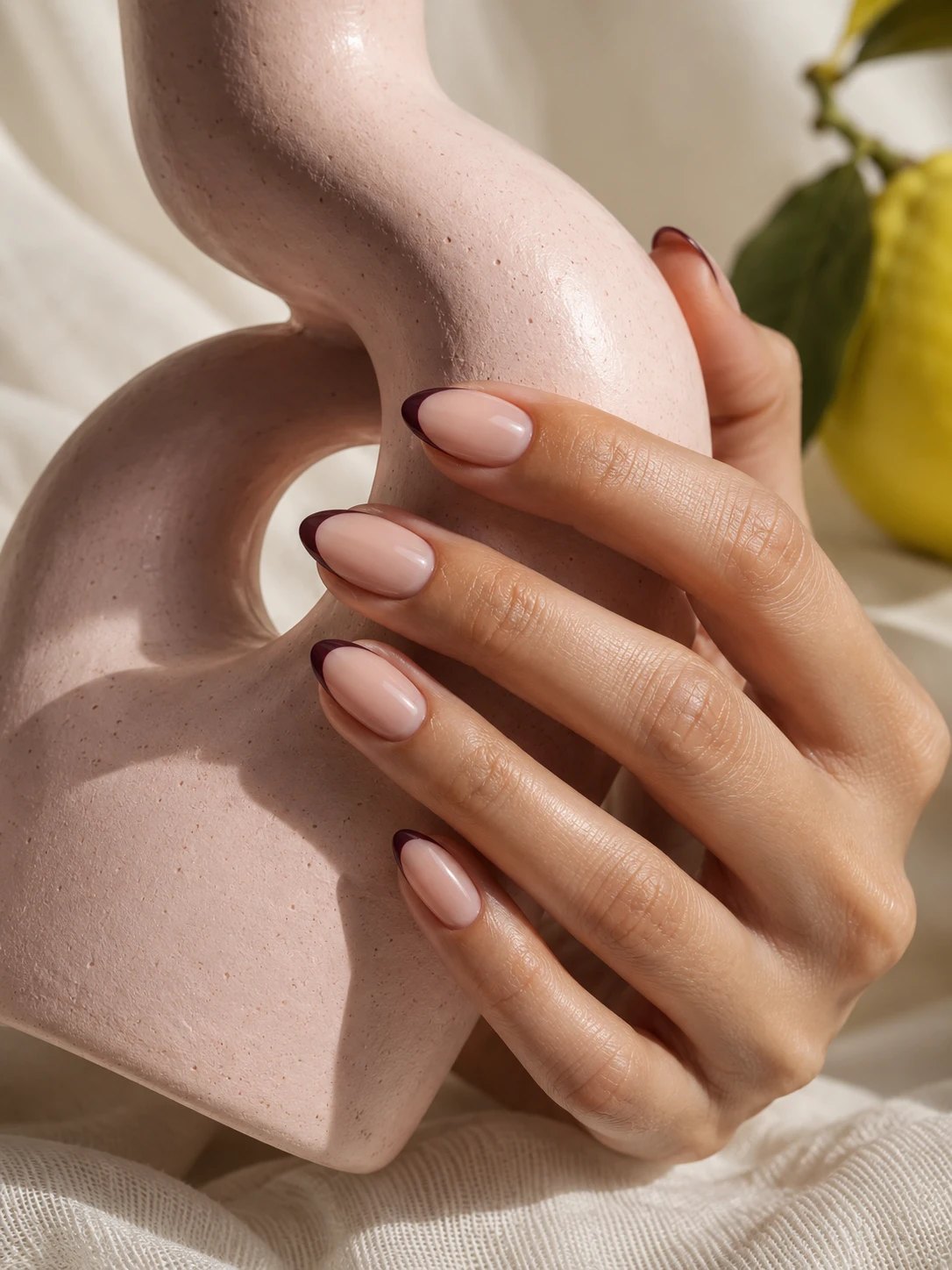 Nude amandelnagels met fijne fig French tips, gemaakt bij JSP Nails Volendam