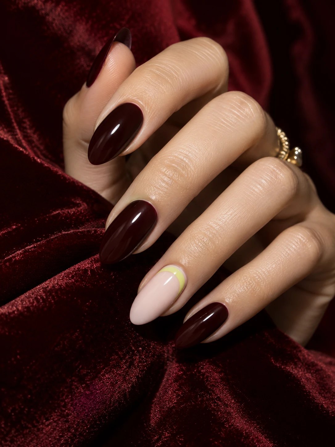 Glanzende amandelnagels in fig gellak met een nude-lime accentnagel, gemaakt bij JSP Nails in Volendam